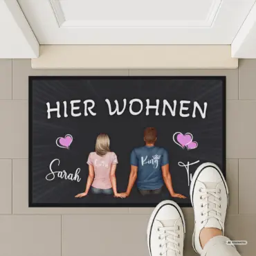 Personalisierte Fußmatte „Familie von hinten“ in Schwarz — von oben vor einer Haustür