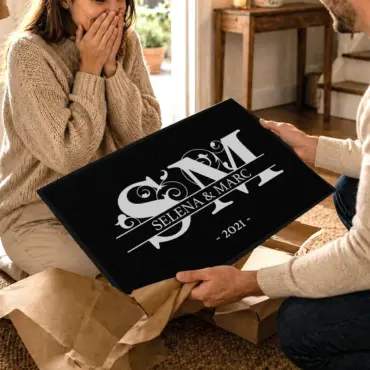 Design Fußmatte: mit Monogramm und Namen beim Auspacken als Geschenk
